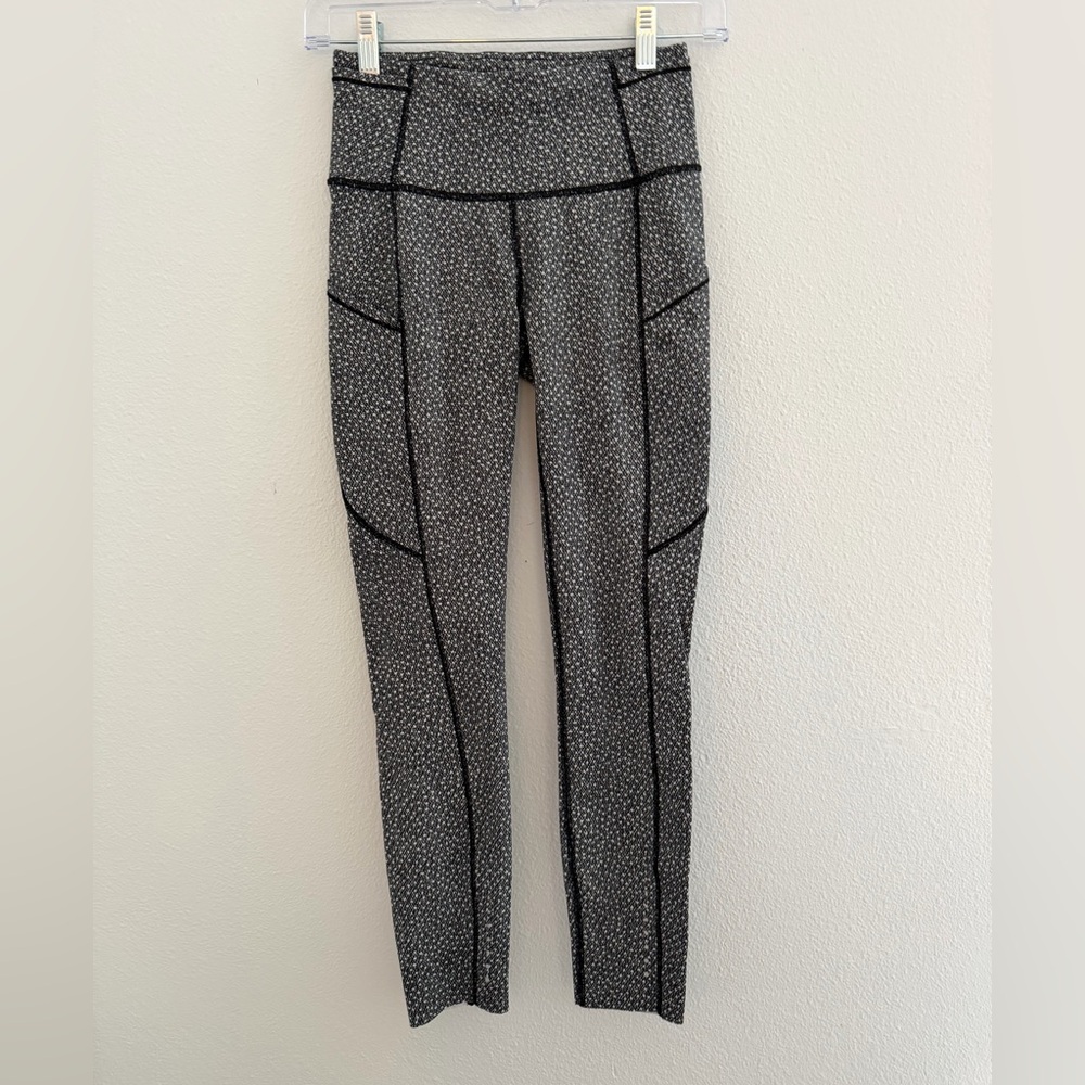 Lululemon Fast and Free in frozen frizz white black Size 4 7/8 legging Nulux EUC - Picture 9 of 17